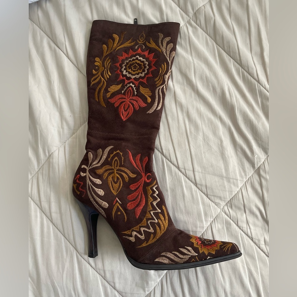 Cowgirl suede boots with floral print. Never worn.Size 7